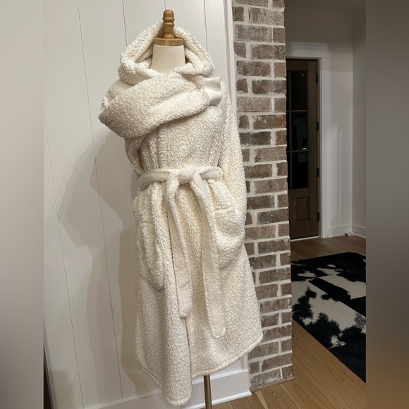 POTTERY BARN Luxury Coziest Sherpa Hooded Robe, Ivory — M — NWOT (online order) - Picture 3 of 10
